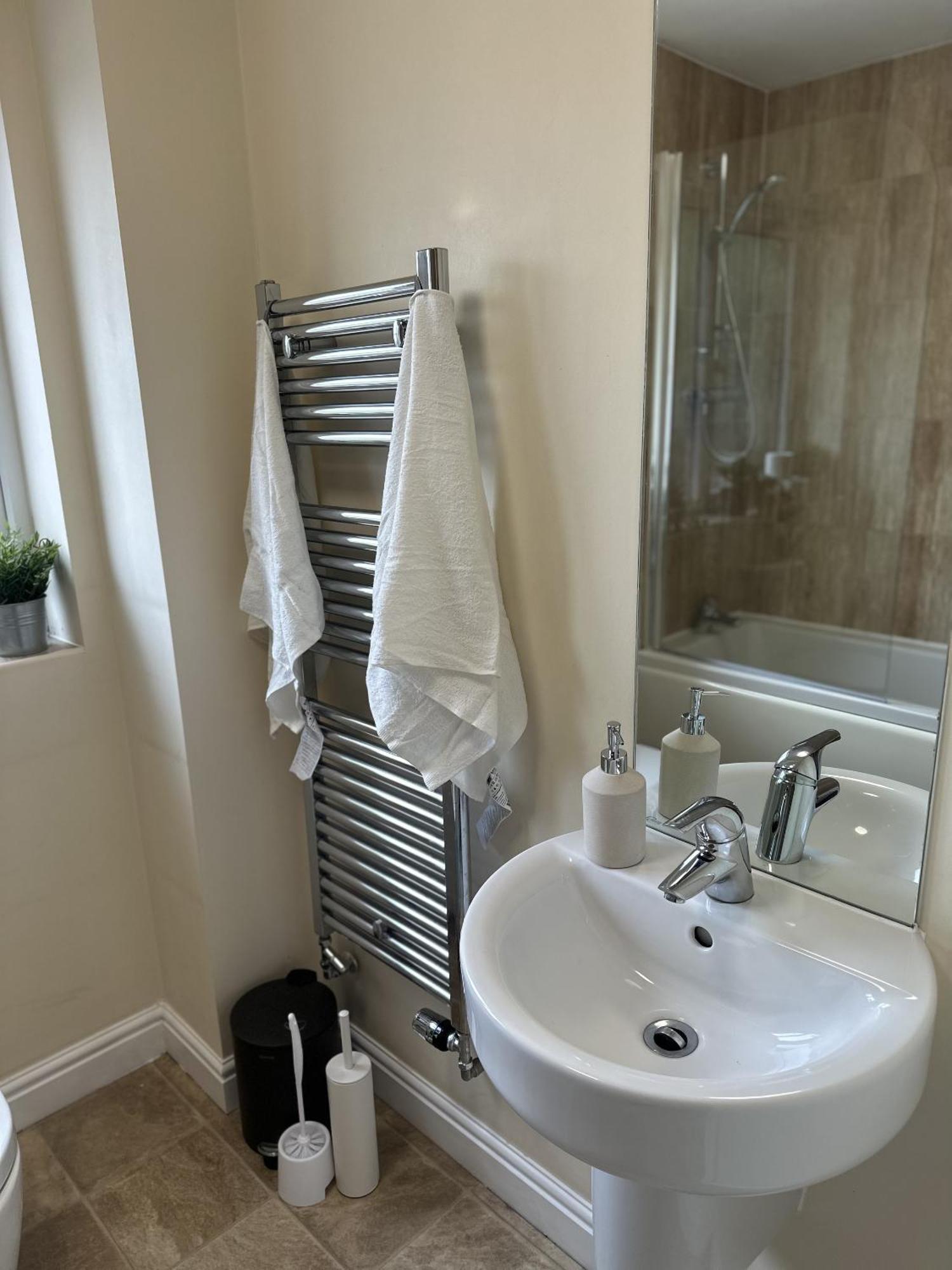 2 Bdr City Centre Apartment With Parking 카디프 외부 사진